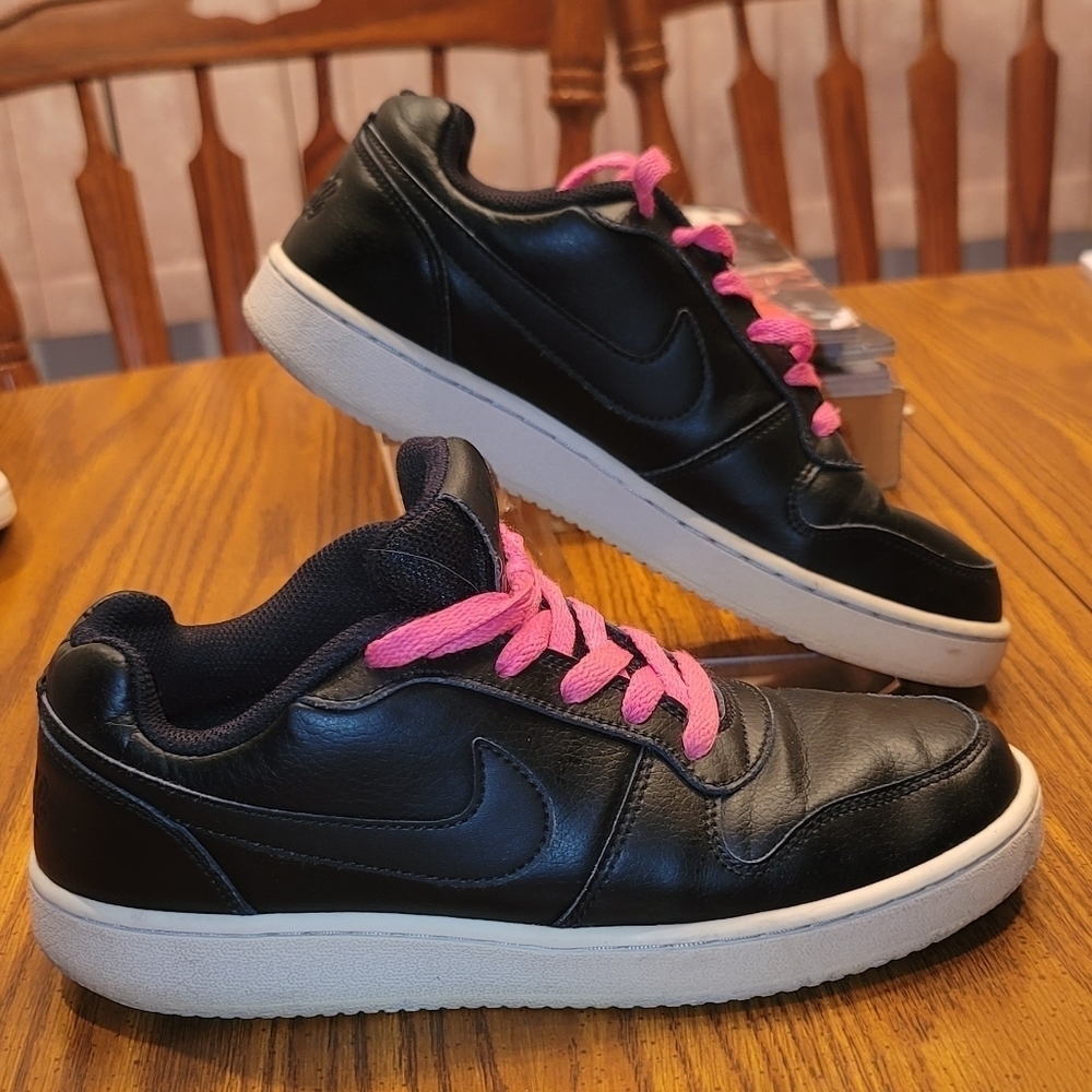 Womens size 8 Nike Ebernon lows.
